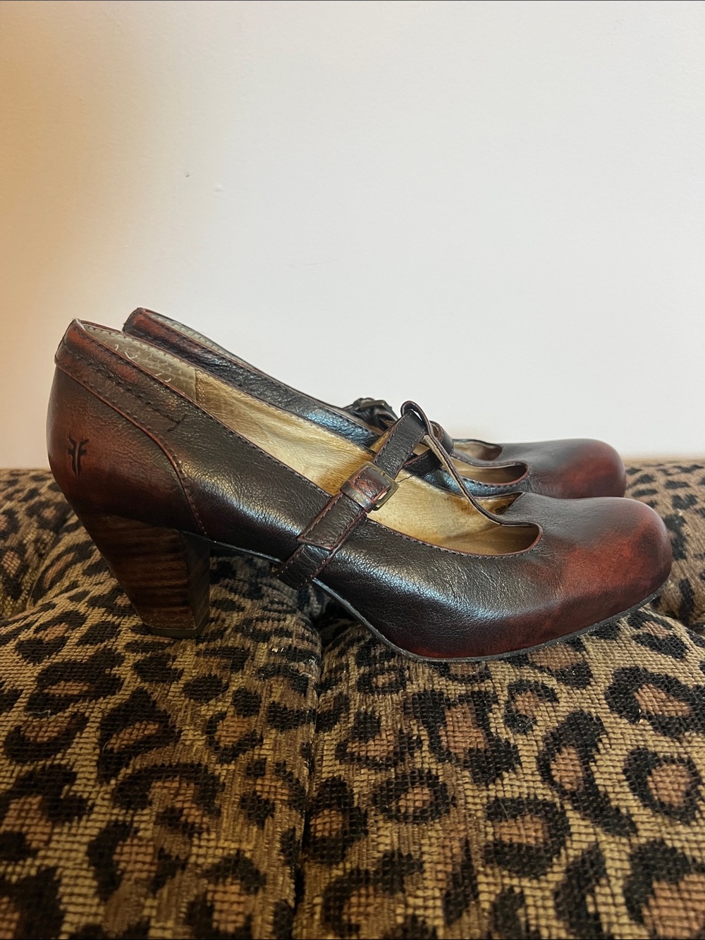FRYE AND CO. Two-Tone oxblood brown Lois T-Strap Leather wedge heels size 8. - Picture 2 of 9